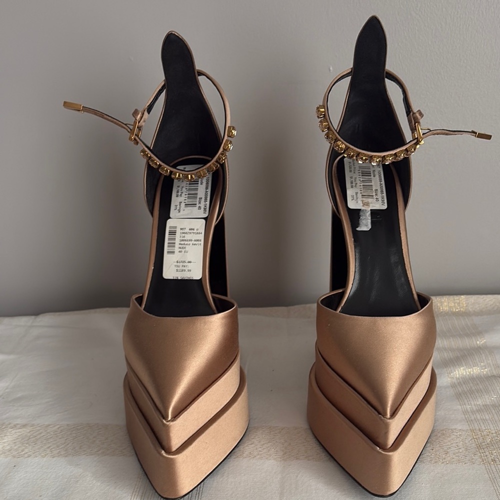 AMAZING VERSACE SATIN BLOCK HEEL STUNNING STATEMENT SHOE! Size 40